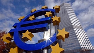 Το σήμα του ευρώ φαίνεται μπροστά από την Ευρωπαϊκή Κεντρική Τράπεζα (ΕΚΤ) στη Φρανκφούρτη, κεντρική Γερμανία, Τρίτη 6 Νοεμβρίου 2007.