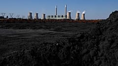 Güney Afrika, Mpumalanga'da kömürle çalışan bir enerji santrali olan Duvha Elektrik Santrali'nden buhar dalgaları yükseliyor.