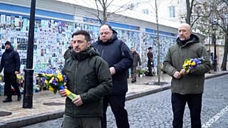 Präsident Volodymyr Zelensky legt am 06.12.2024 Blumen an der Gedenkmauer für die Verteidiger der Ukraine, die für die Ukraine gefallen sind, in Kiew, Ukraine, nieder.