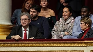 Jean-Luc Melenchon, à esquerda, ouve os discursos das tribunas da Assembleia Nacional antes do voto de desconfiança