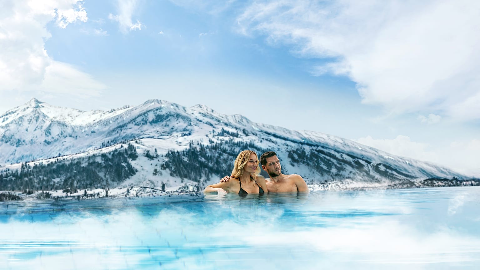 Uma escapadela alpina de inverno sem esqui: Casal numa piscina exterior