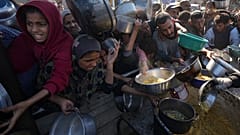  فلسطينيون يكافحون للوصول إلى الطعام في مركز توزيع في خان يونس بقطاع غزة يوم الجمعة، 6 ديسمبر 2024