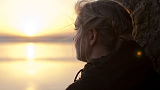 Una joven mira hacia el horizonte.