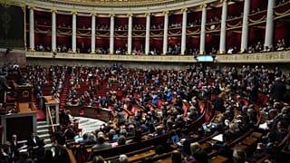 Los legisladores se reúnen en la Asamblea Nacional durante un debate y antes de una moción de censura que podría hacer caer al Primer Ministro y al Gobierno por primera vez en pecado.
