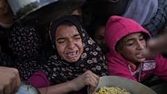 Civiles se aglomeran sobre los escasos puestos de comida en la zona