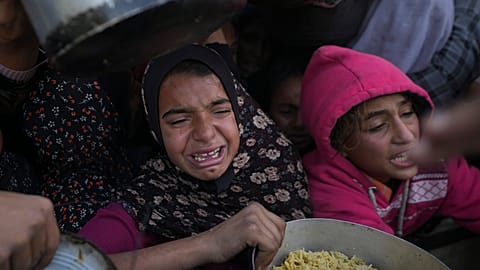 Civiles se aglomeran sobre los escasos puestos de comida en la zona
