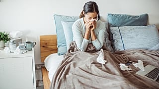 Грипп, RSV, COVID-19 и норовирус - вот лишь некоторые из вирусов, распространяющихся этой зимой.