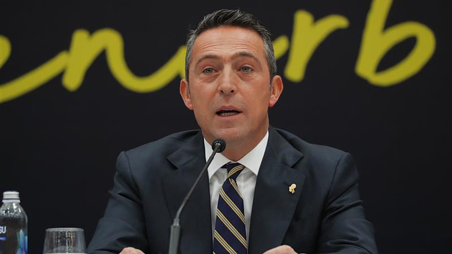 Fenerbahçe Başkanı Ali Koç, Mesut Özil'in transferi için düzenlenen etkinlikte taraftara sesleniyor, 27 Ocak 2021  