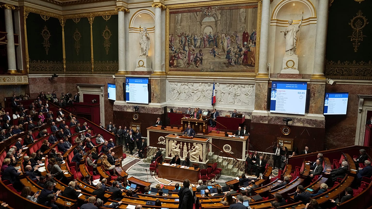 أعضاء البرلمان يجتمعون في الوقت الذي قد تكون فيه حكومة الأقلية في فرنسا في الرمق الأخير مع تحرك نواب المعارضة هذا الأسبوع نحو التصويت بحجب الثقة، الاثنين 2 ديسمبر/كانون الأول 