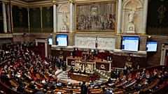 أعضاء البرلمان يجتمعون في الوقت الذي قد تكون فيه حكومة الأقلية في فرنسا في الرمق الأخير مع تحرك نواب المعارضة هذا الأسبوع نحو التصويت بحجب الثقة، الاثنين 2 ديسمبر/كانون الأول 