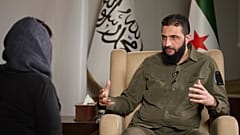 HTŞ lideri Colani (sağda) ve gazeteci Jomana Karadsheh CNN yayınında görüntüleniyor (Ekran görüntüsü: CNN)