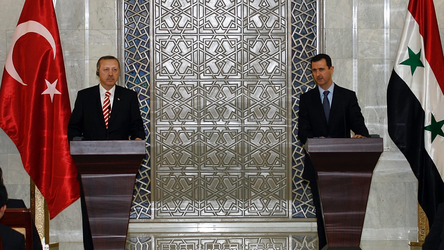Suriye Devlet Başkanı Beşşar Esad (sağda) ve dönemin Başbakanı Recep Tayyip Erdoğan, 23 Aralık 2009'da Şam'da düzenlenen bir basın toplantısında gazetecilere konuşuyor.