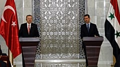 Suriye Devlet Başkanı Beşşar Esad (sağda) ve dönemin Başbakanı Recep Tayyip Erdoğan, 23 Aralık 2009'da Şam'da düzenlenen bir basın toplantısında gazetecilere konuşuyor.