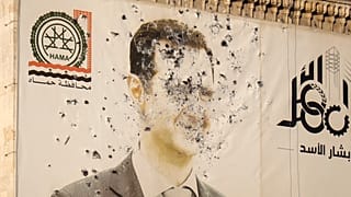 Suriye Devlet Başkanı Beşar Esad'ın Hama'da bir devlet binası duvarında resmedilmiş fotoğrafı muhalifler tarafından kurşunlandı, 6 Aralık 2024