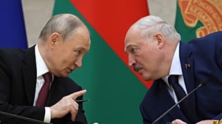 El presidente ruso Vladimir Putin y el presidente bielorruso Alexander Lukashenko conversan durante una ceremonia de firma en Minsk, 6 de diciembre de 2024.