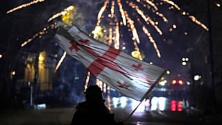 Ein Demonstrant schwenkt eine georgische Flagge während einer Demonstration in Tiflis, 7. Dezember 2024