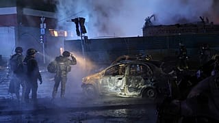 Polis memurları Zaporijya, Ukrayna'da Rus saldırısı sonucu tahrip olan araçları inceliyor, 6 Aralık 2024