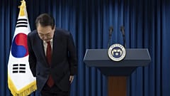 Ο πρόεδρος της Νότιας Κορέας Γιουν Σουκ Γιολ υποκλίνεται στο τέλος της ανακοίνωσής του στο προεδρικό γραφείο στη Σεούλ, Νότια Κορέα