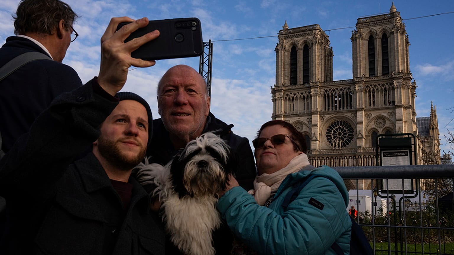 Turisták szelfiznek a helyreállított Notre-Dame előtt