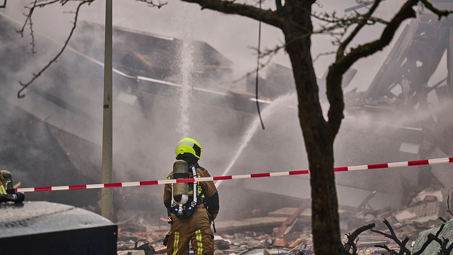 Un bombero trabaja ante una explosión en un bloque de apartamentos en La Haya, el sábado 7 de diciembre de 2024. (AP Photo/Phil Nijhuis)