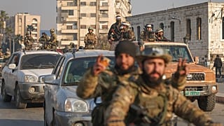مقاتلو المعارضة السورية يتجولون في الشوارع في أعقاب سيطرة المعارضة على حماة، سوريا، الجمعة، 6 ديسمبر/كانون الأول 2024