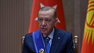 الرئيس التركي رجب طيب أردوغان، الذي مُنح وسام ماناس، يتحدث خلال حفل أقيم في مقر إقامة الدولة في ينتيماك أوردو، في بيشكيك، الثلاثاء 5 نوفمبر/تشرين الثاني 2024