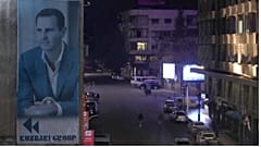 پوستر بزرگی از بشار اسد در خیابان‌های دمشق در هفتم دسامبر ۲۰۲۴