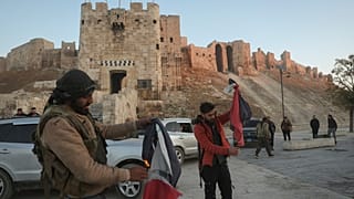 مخالف مسلح سوریه پرچم‌ سوریه را در حلب آتش می زنند، شنبه ۳۰ نوامبر ۲۰۲۴
