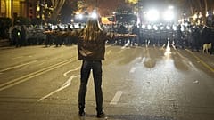 La police bloque une rue lors d'une manifestation contre la décision du gouvernement de suspendre les négociations d'adhésion à l'UE à Tbilissi, 7 décembre 2024.