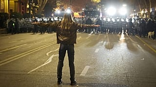 Polizei blockiert eine Straße während einer Demonstration gegen die Entscheidung der Regierung, die Verhandlungen über den EU-Beitritt auszusetzen, in Tiflis, 7. Dezember 2024