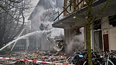 Les pompiers sur le site d'une explosion qui a détruit plusieurs appartements à La Haye, le samedi 7 décembre 2024.