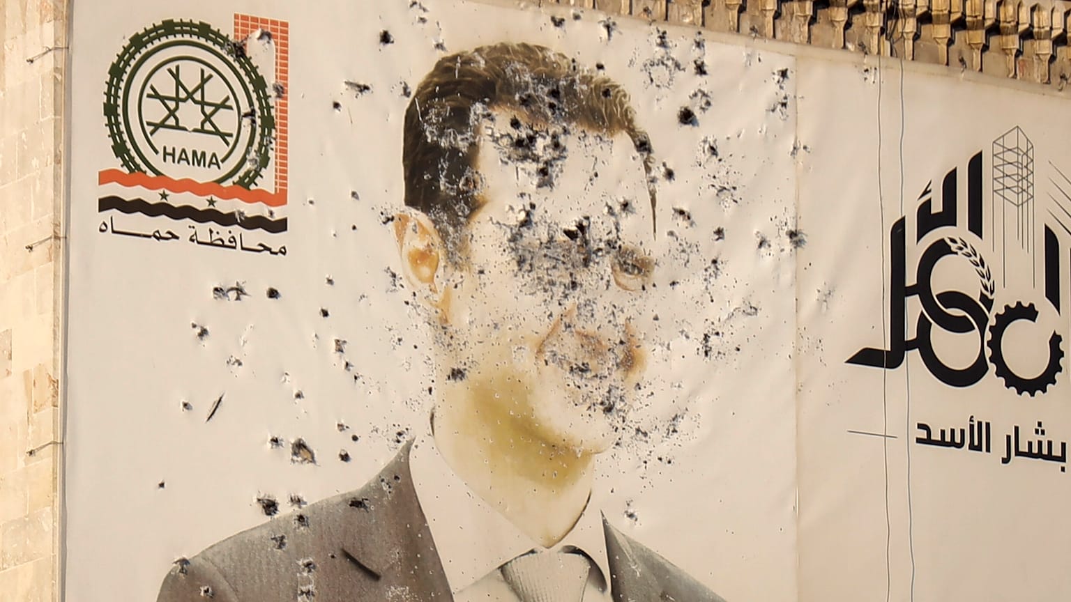 Portrait de Bachar al-Assad criblé de balles en Syrie.