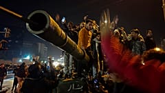Des Syriens célèbrent l'arrivée de combattants de l'opposition à Damas, Syrie, dimanche 8 décembre 2024.