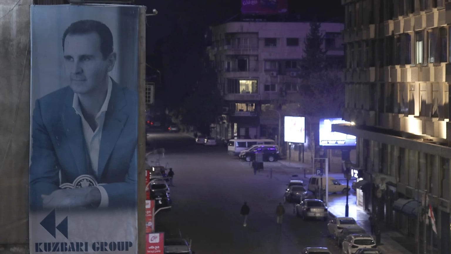 7 Aralık'ta başkent Şam'ın boş sokaklarında bir Beşar Esad posteri