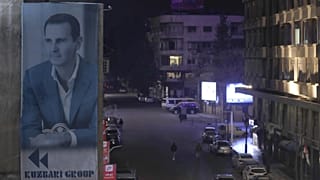 7 Aralık'ta başkent Şam'ın boş sokaklarında bir Beşar Esad posteri