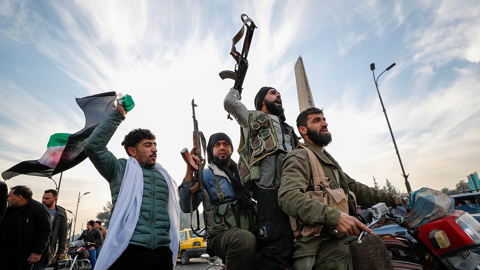Combatientes de la oposición siria celebran la caída del gobierno sirio en Damasco