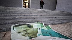 Poster di Bashar al-Assad distrutto a Damasco
