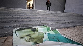 Poster di Bashar al-Assad distrutto a Damasco