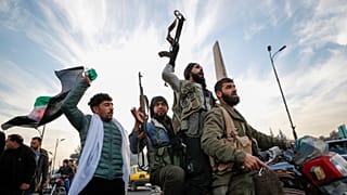 Бойцы сирийской оппозиции празднуют после падения правительства Сирии в Дамаске