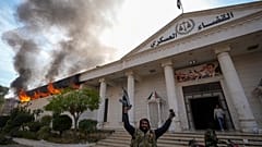مسلحون يحرقون مقر المحكمة العسكرية في دمشق، الأحد 8 ديسمبر/كانون الأول 2024.