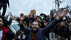 Тысячи людей вышли на улицы сирийских городов отпраздновать свержение режима Асада.