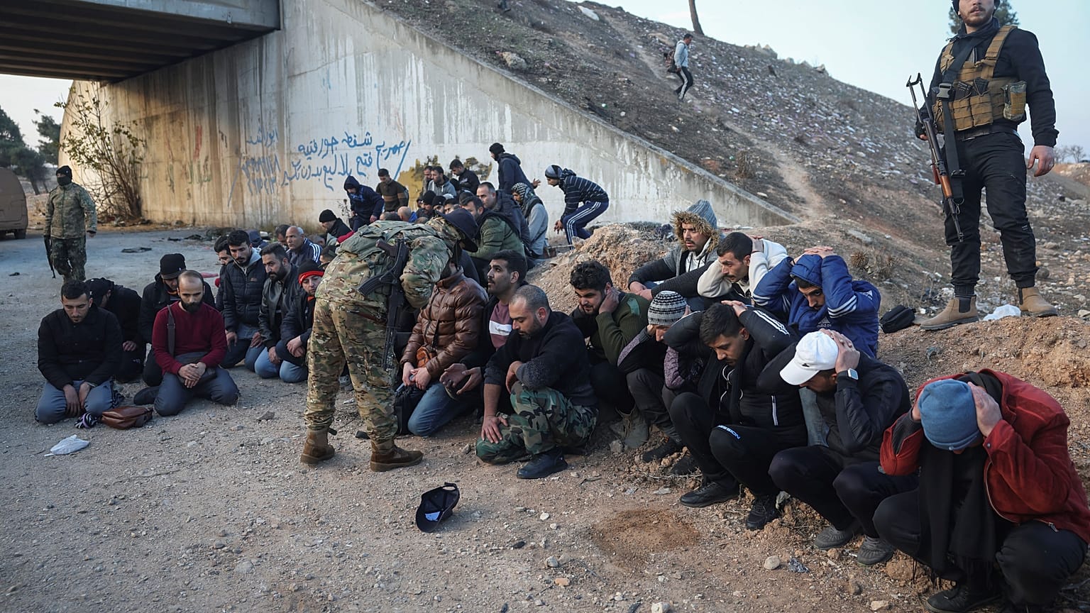 Soldati dell'esercito siriano catturati da gruppi armati sulla strada Homs-Damasco
