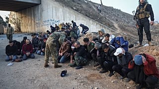 Soldati dell'esercito siriano catturati da gruppi armati sulla strada Homs-Damasco