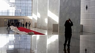 مقاتلو المعارضة السورية يسيرون داخل القصر الرئاسي بعد انهيار الحكومة السورية في دمشق، سوريا، الأحد 8 ديسمبر 2024.