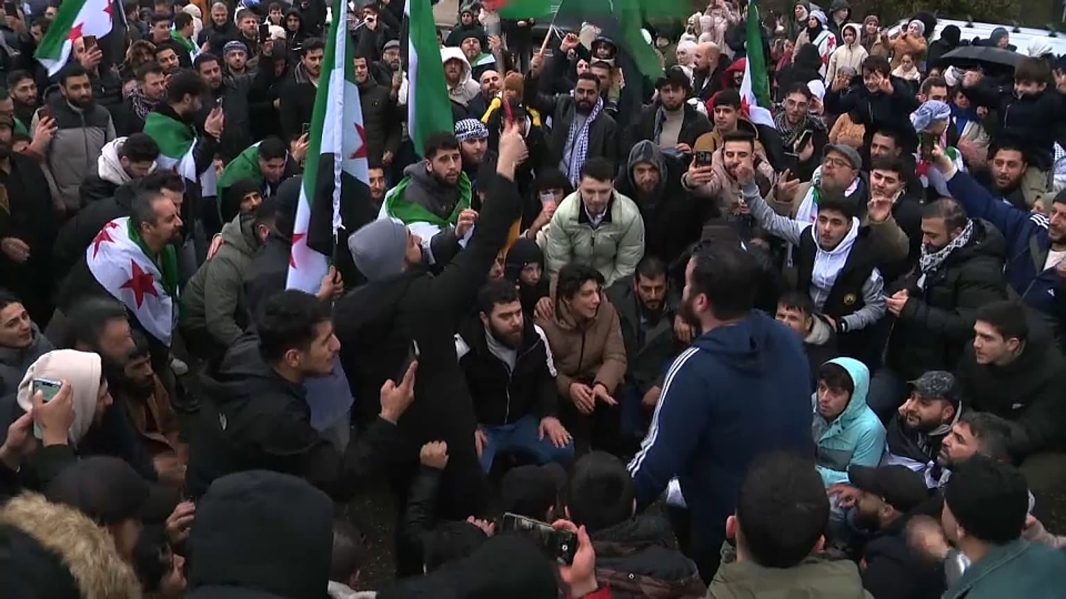 Syriens manifestant leur joie à Bruxelles, dimanche 8 décembre 2024.