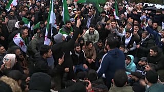 Syriens manifestant leur joie à Bruxelles, dimanche 8 décembre 2024.