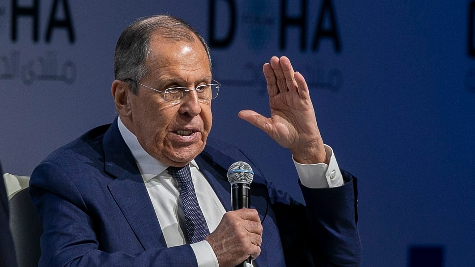 El ministro de Asuntos Exteriores de Rusia, Serguéi Lavrov, da un discurso el Foro de Doha, Catar, el sábado 7 de diciembre