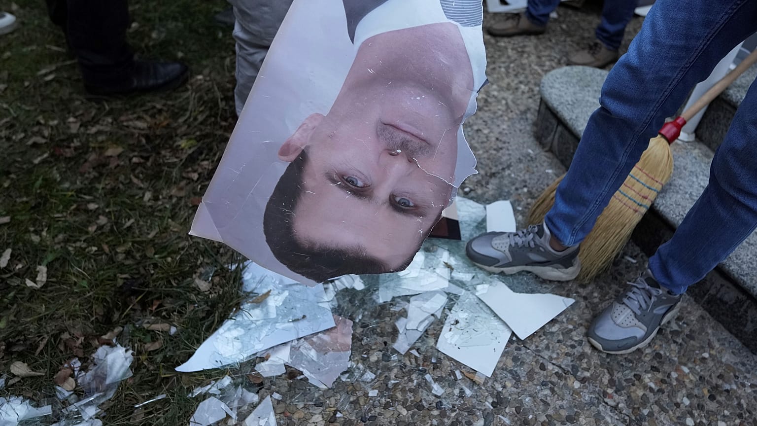 صورة ممزقة للرئيس السوري بشار الأسد في فعالية احتفالية بسقوط النظام بالعاصمة بلغراد في صربيا 08/12/2024