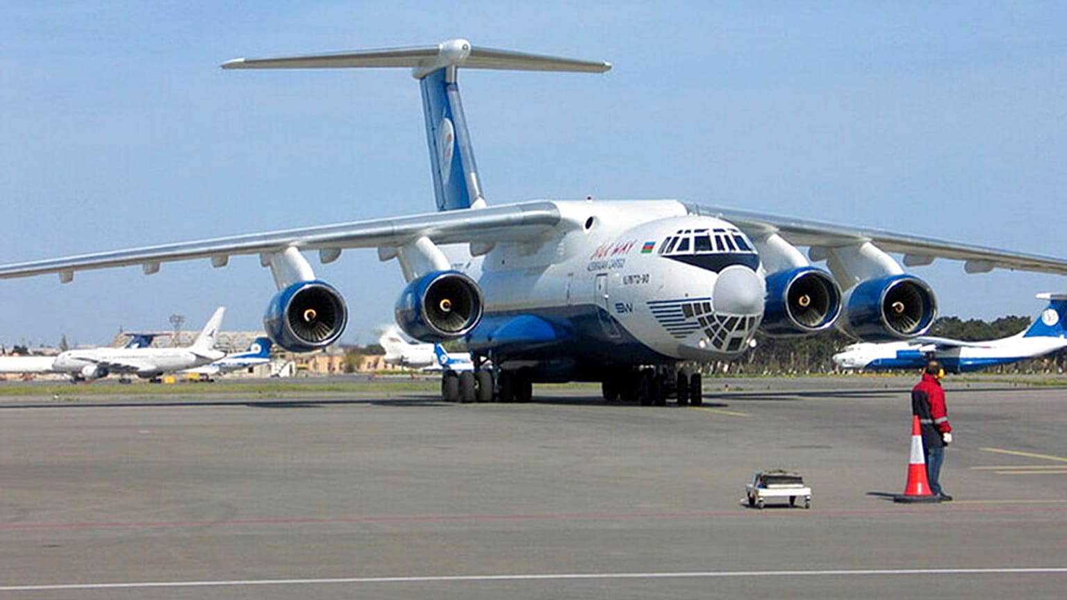 Ein Frachtflugzeug vom Typ IL-76TD-90SW an einem unbekannten Ort