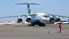 Ein Frachtflugzeug vom Typ IL-76TD-90SW an einem unbekannten Ort
